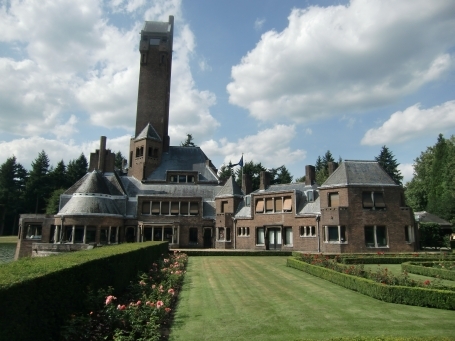 De Hoge Veluwe : Jagdhaus St. Hubertus, gesehen von der Gartenseite